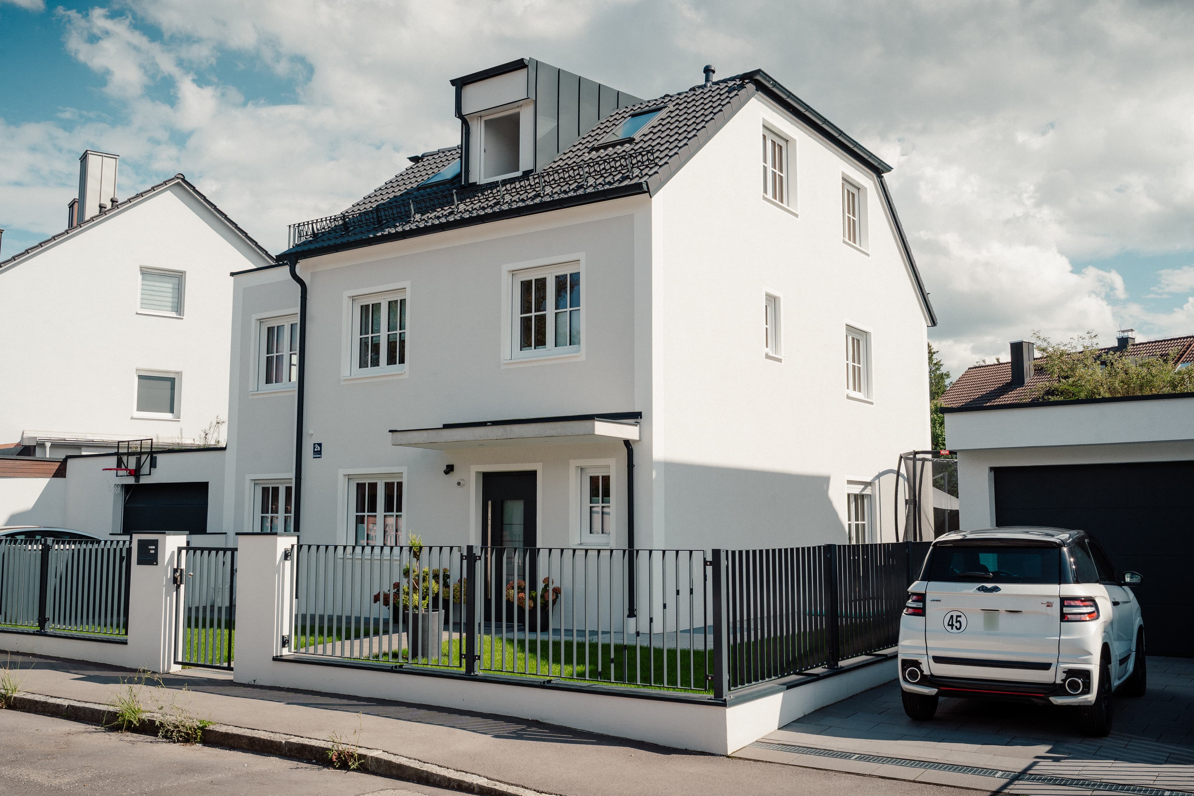 Hoferichterweg 2, 2a & 2b – Stadthaus mit heller Fassade, Dachgauben, Garage und Vorgartenzaun (Straßenansicht)