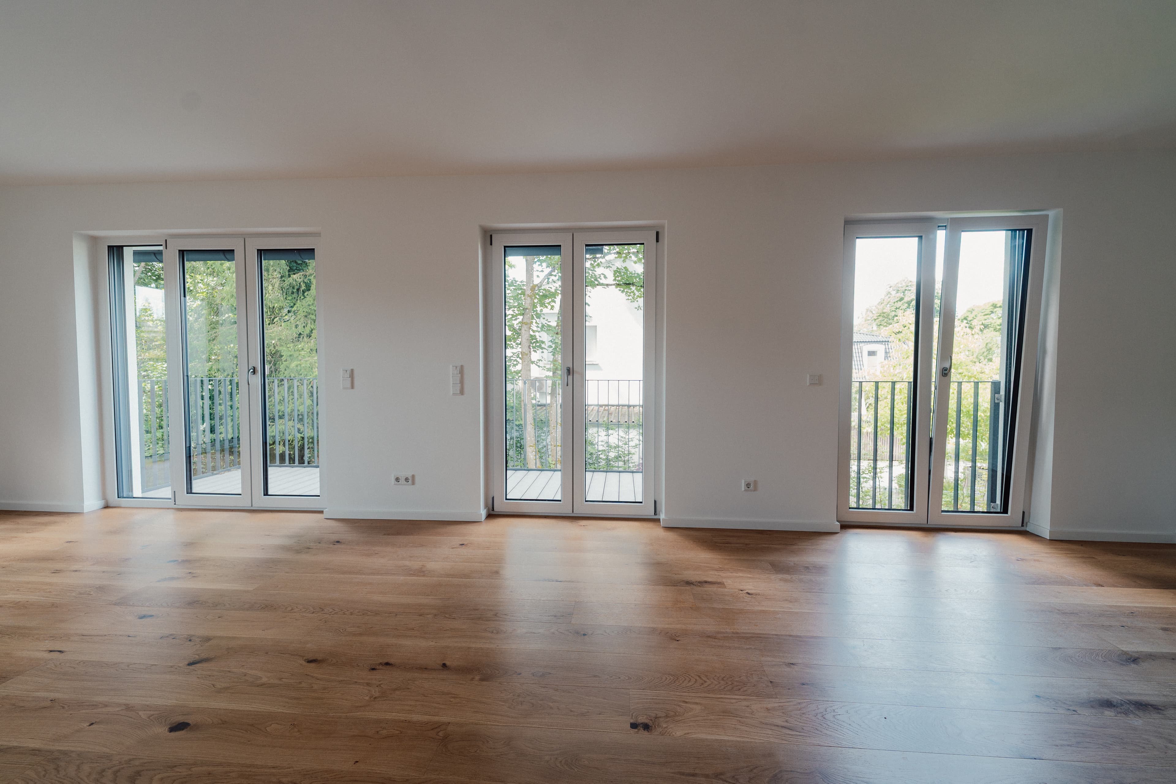 Sperberstraße 42 – lichtdurchfluteter Wohnraum mit Eichenparkett und drei bodentiefen Balkontüren